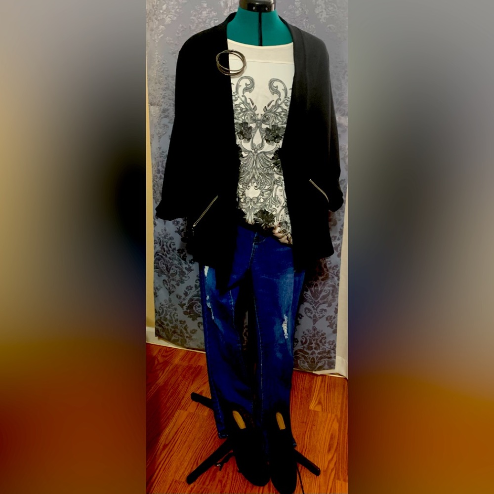 Apt 9 xl fun sleek black & white top. Short sleeve silky front and cotton back.